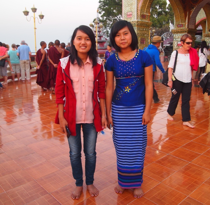 Burmese girls at Su Taung Pyai Pagoda